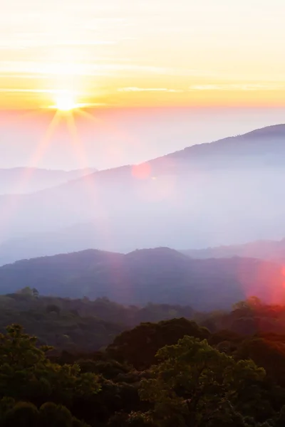 Maravilhoso Nascer Sol Sobre Pico Montanha Raios Forma Estrela Mágica — Fotografia de Stock