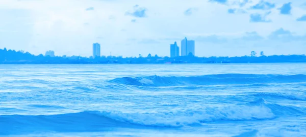 Mar Azul Tranquilo Después Días Tormentosos Una Ciudad Turística Borrosa — Foto de Stock