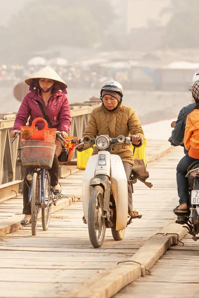 Dien Bien Vietnam Février 2012 Des Vietnamiens Moto Vélo Traversent — Photo