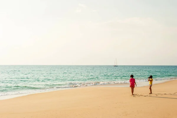 Feliz Dos Niñas Asiáticas Relajándose Playa Puesta Sol Con Cámara — Foto de Stock