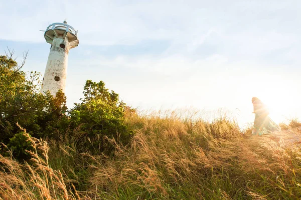 Chica Joven Viajero Vestido Caminando Contra Atardecer Antiguo Faro Colina — Foto de Stock