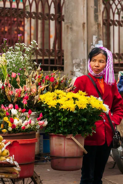 Lao Cai Wietnam Luty 2012 Kobieta Wietnamski Uliczny Sprzedawca Starym — Zdjęcie stockowe