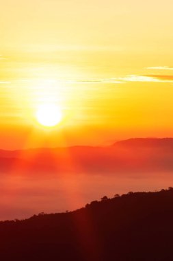 Dağ sırasının üzerinde parlayan gün doğumu, merceklerle parlayan güneş ışınları. Keşif, ilham konsepti.