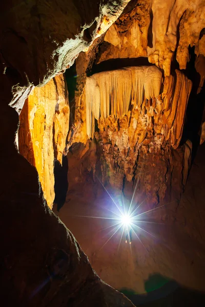 Explorando Caverna Mística Calcário Com Tocha Forma Mágica Textura Estalactites — Fotografia de Stock
