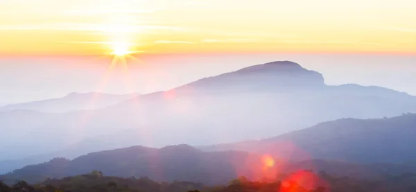 Maravilhoso Nascer Sol Sobre Pico Montanha Raios Forma Estrela Mágica — Fotografia de Stock
