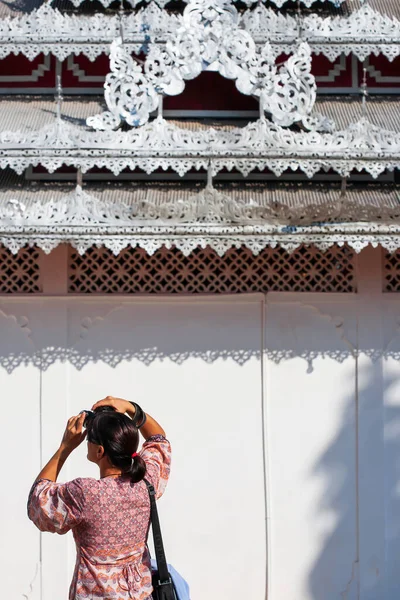 Вид Сзади Азиатскую Женщину Путешественницу Делающую Фотографии Время Культурного Тура — стоковое фото