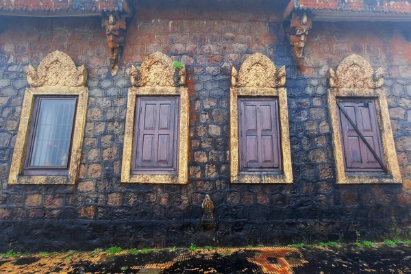 Elegancka Zewnętrzna Część Starożytnej Świątyni Buddyjskiej Khmerów Pomarańczowy Mech Rosnący — Zdjęcie stockowe