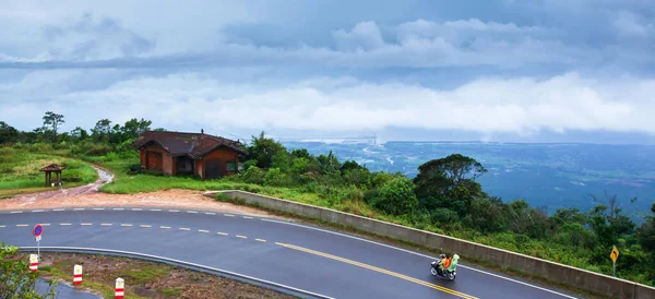 Família Khmer Dirigindo Motocicleta Estrada Asfalto Montanha Dia Chuvoso Nublado — Fotografia de Stock