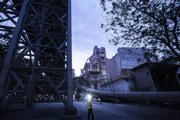 Ein Asiatischer Arbeiter Arbeitet Nachts Mit Taschenlampe Einem Industriegebiet Beleuchtet — Stockfoto