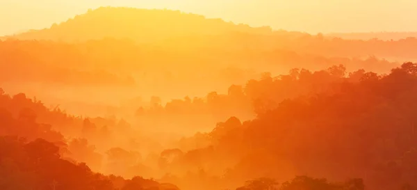 Wspaniała Jesienna Góra Porannej Mgle Świecący Wschód Słońca Świeci Jesienny — Zdjęcie stockowe