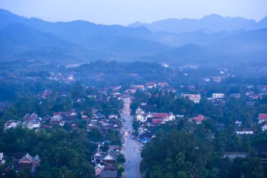 Luang Prabang 'ın alacakaranlıktaki antik şehri, Dünya Mirası Alanının sakin manzarası, Kuzey Laos. Seçici odak.