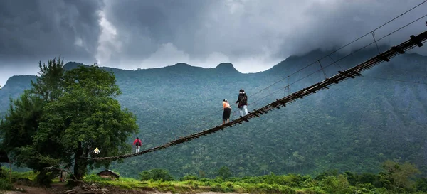 Gruppo Liceali Laotiane Attraverso Semplice Passerella Sospesa Sul Fiume Nam — Foto Stock