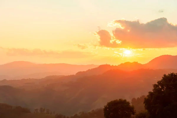 Прекрасный Вид Горы Закате Светящееся Солнце Облаками Горным Хребтом Концепция — стоковое фото