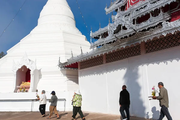순례자들은 속에서 고대의 Pagoda 거닐며 명성을 있으며 아시아의 데스트 Buddhist — 스톡 사진