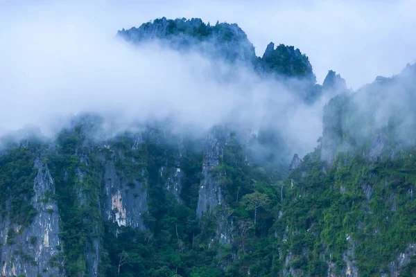 Delicatamente Nebbia Mattutina Copre Una Montagna Calcarea Scena Invernale Nel — Foto Stock