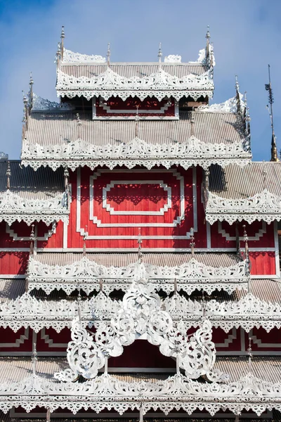 Элегантные Резные Серебряные Плитки Крыша Оконные Навесы Древнего Буддийского Храма — стоковое фото