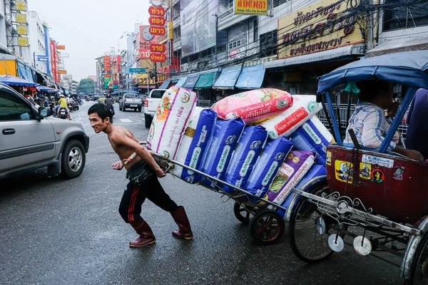 Samut Prakan Tailândia Setembro 2019 Trabalhador Asiático Puxando Carrinho Outro — Fotografia de Stock