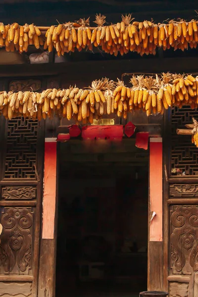 Yellow Corncobs Peel Hanging Roof Chinese Ancient House Natural Drying — Stock Photo, Image