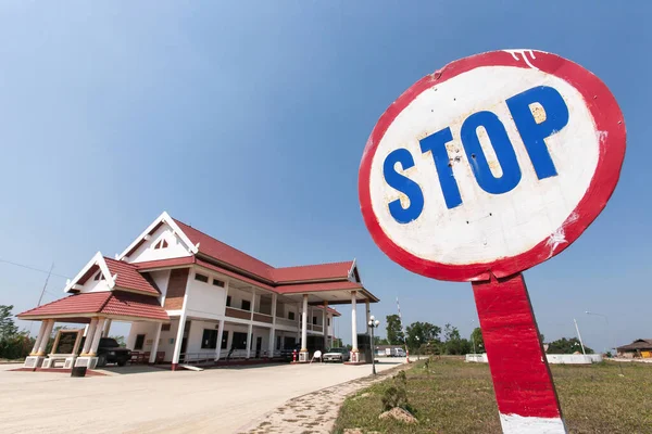 Egy Stop Tábla Laoszi Vietnami Határátkelőhely Közelében Phongsalyban Laoszban — Stock Fotó