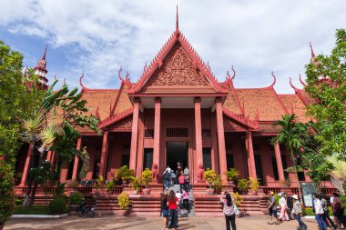 Phnom Penh, Kamboçya - SEPTEMBER 22, 2013: Kamboçya Ulusal Müzesini ziyaret eden bir grup turist. Phnom Penh Şehri.