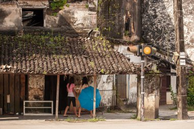 Takua Pa antik kasabasında sakin, eski bir ev, Çin-Portekiz mimarisi tarafından göze çarpan binalar. Phang Nga, Güney Tayland.