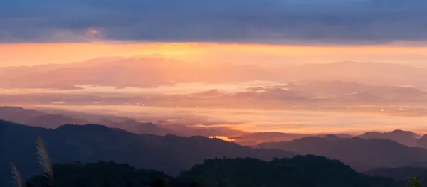 Panoramatický Pohled Idylické Pohoří Při Východu Slunce Zářící Sluneční Paprsky — Stock fotografie