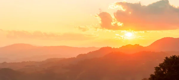 Maravilhosa Vista Para Montanha Pôr Sol Sol Brilhante Atrás Das — Fotografia de Stock