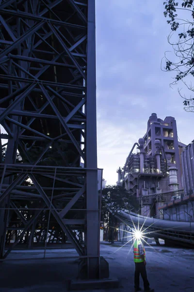 Ein Asiatischer Arbeiter Arbeitet Nachts Mit Taschenlampe Einem Industriegebiet Beleuchtet — Stockfoto