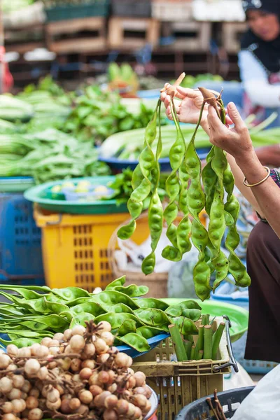 Proche Des Mains Une Femme Asiatique Senior Vendeuse Haricots Amers — Photo