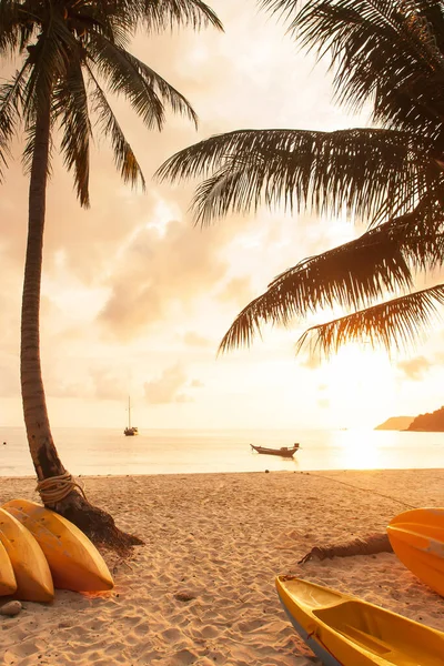 Rustige Zeegezicht Met Gele Kajaks Het Zonsondergang Strand Adembenemend Uitzicht — Stockfoto