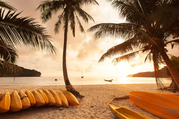 Rustige Zeegezicht Met Gele Kajaks Het Zonsondergang Strand Adembenemend Uitzicht — Stockfoto