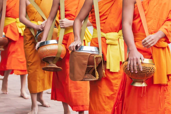 Der Nähe Buddhistische Novizenmönche Die Ihre Almosenschalen Für Die Almosenrunde — Stockfoto