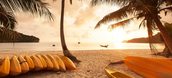 Rustige Zeegezicht Met Gele Kajaks Het Zonsondergang Strand Adembenemend Uitzicht — Stockfoto