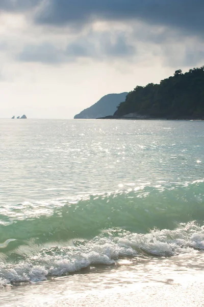 Nyugodt Trópusi Strand Nyáron Fényes Csillogó Lágy Hullámok Tenger Felszínén — Stock Fotó