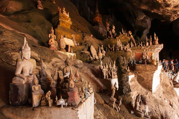 Mnóstwo Starożytnych Posągów Buddy Rzeźb Jaskiniach Pak Lub Tham Ting — Zdjęcie stockowe