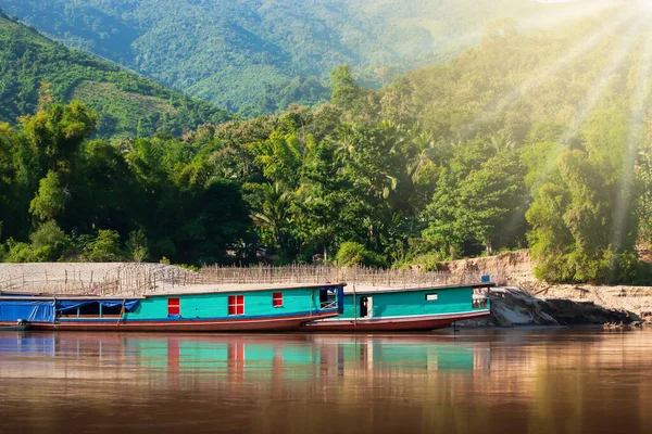 Παραδοσιακά Πλοία Του Λάος Οικισμό Στην Όχθη Του Ποταμού Mekong — Φωτογραφία Αρχείου