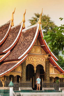 Antik Avrupa 'da, Luang Prabang, Laos' taki antik tapınakların kıymetini bilen üst düzey bir turist olan Budist Wat Xieng Thong tapınağı. UNESCO Dünya Mirası Alanı.