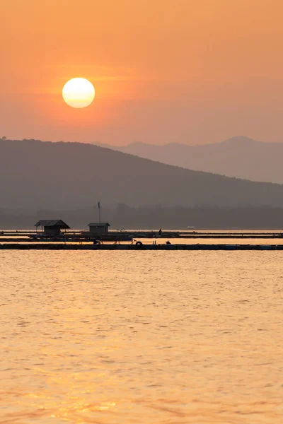夕暮れ時の湖の上の穏やかな屋形船のコミュニティ 養殖ケージで淡水魚を供給する農家 西タイの農村風景 — ストック写真