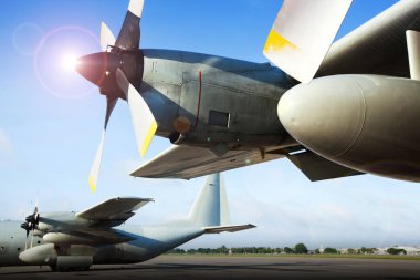 Askeri nakliye uçakları gün doğumunda havaalanından kalkıyor..