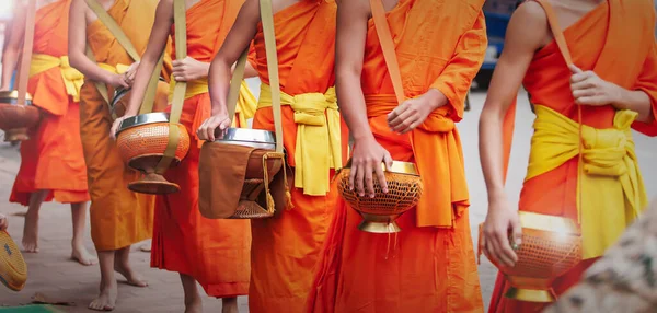 Cierre Monjes Novicios Budistas Llevando Sus Cuencos Limosna Para Limosna —  Fotos de Stock