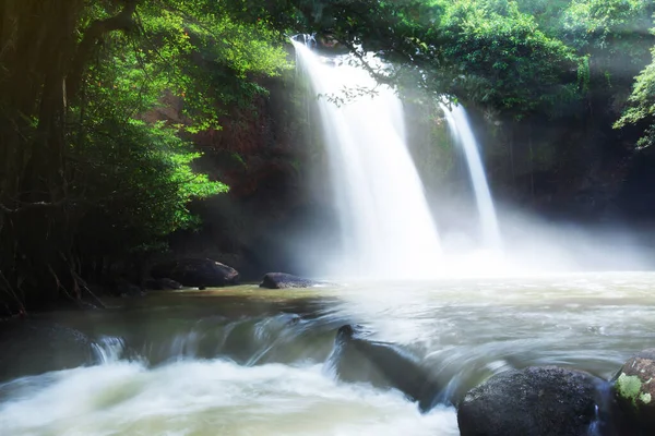 日の出時の熱帯の滝の風景 カオヤイ国立公園 ユネスコの世界遺産 長時間露光 水を中心に — ストック写真