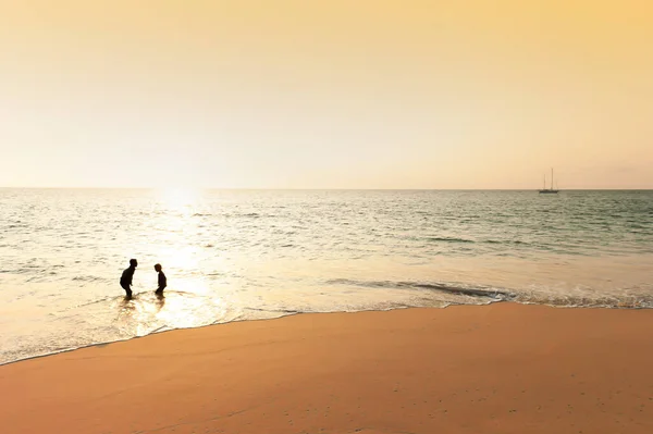 Felices Dos Chicos Asiáticos Jugando Playa Atardecer Verano Phang Nga — Foto de Stock