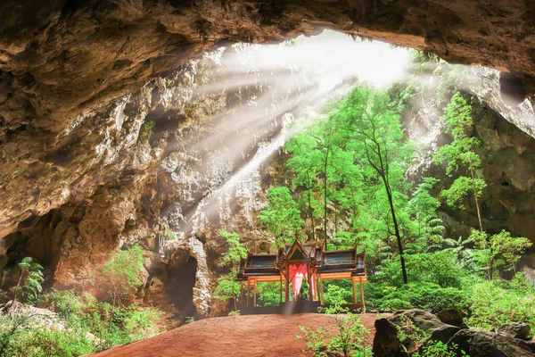 Elegante Pavilhão Antigo Dentro Caverna Escondida Raio Sol Brilha Através — Fotografia de Stock