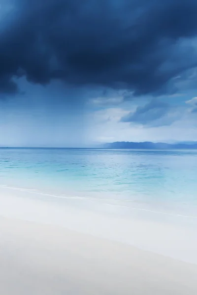 Драматическое Темное Грозовое Облако Над Морем Вид Спокойного Пляжа Острове — стоковое фото