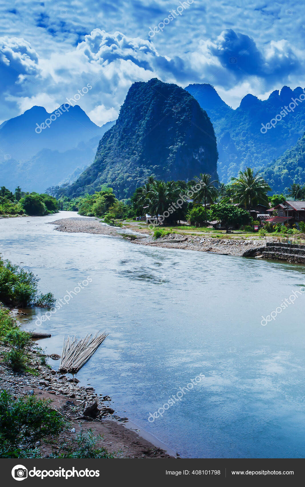 南宋江景区和河岸上的一个老村背景是美丽的石灰岩山脉和蓝云在老挝北部是农村景区 图库照片 C Taneso99o