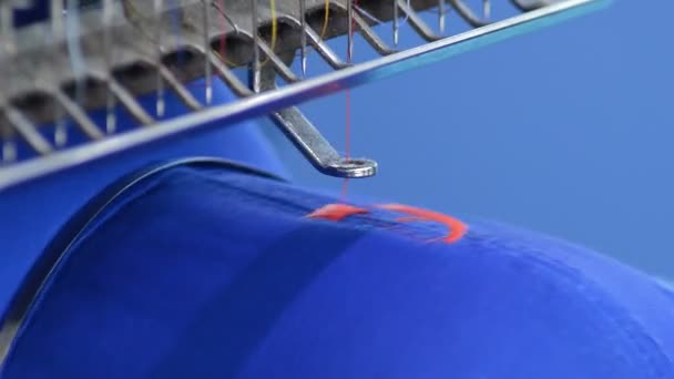 Agulha Máquina Costura Tricô Uma Tampa Azul Com Fio Vermelho — Vídeo de Stock