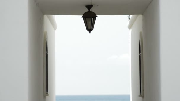 Matroos Passage Een Dorp Andalusië Welke Strand Blauwe Hemel Een — Stockvideo