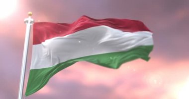 Yavaş günbatımı, döngü içinde Macaristan sallayarak bayrak Rüzgar