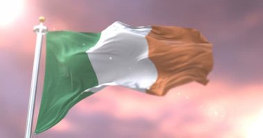 Yavaş günbatımı, döngü içinde İrlanda sallayarak bayrak Rüzgar