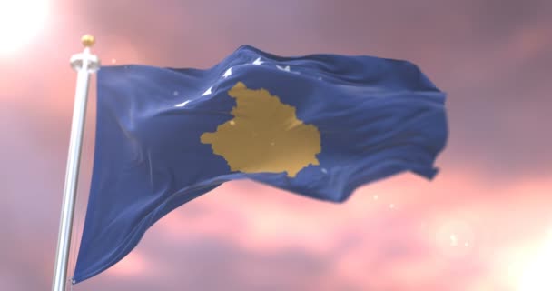 在缓慢的 循环的 科索沃国旗挥舞着风在日落 — 图库视频影像